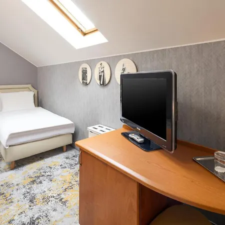 Mercure Airport Hotel 4*