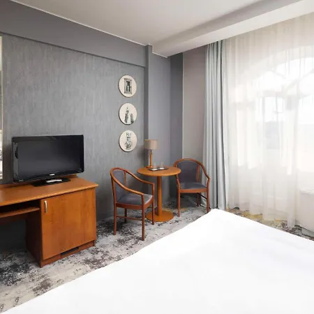 Mercure Airport Hotel 4*